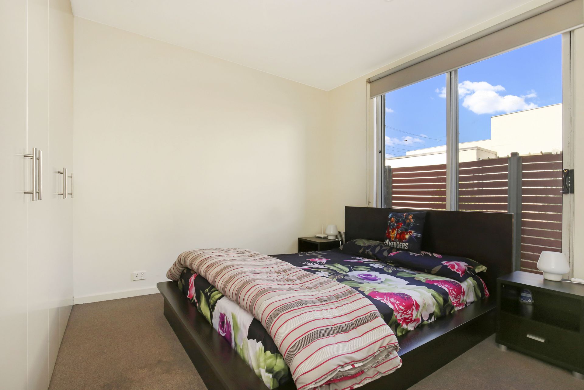 LIGHT-FILLED FRONT UNIT!