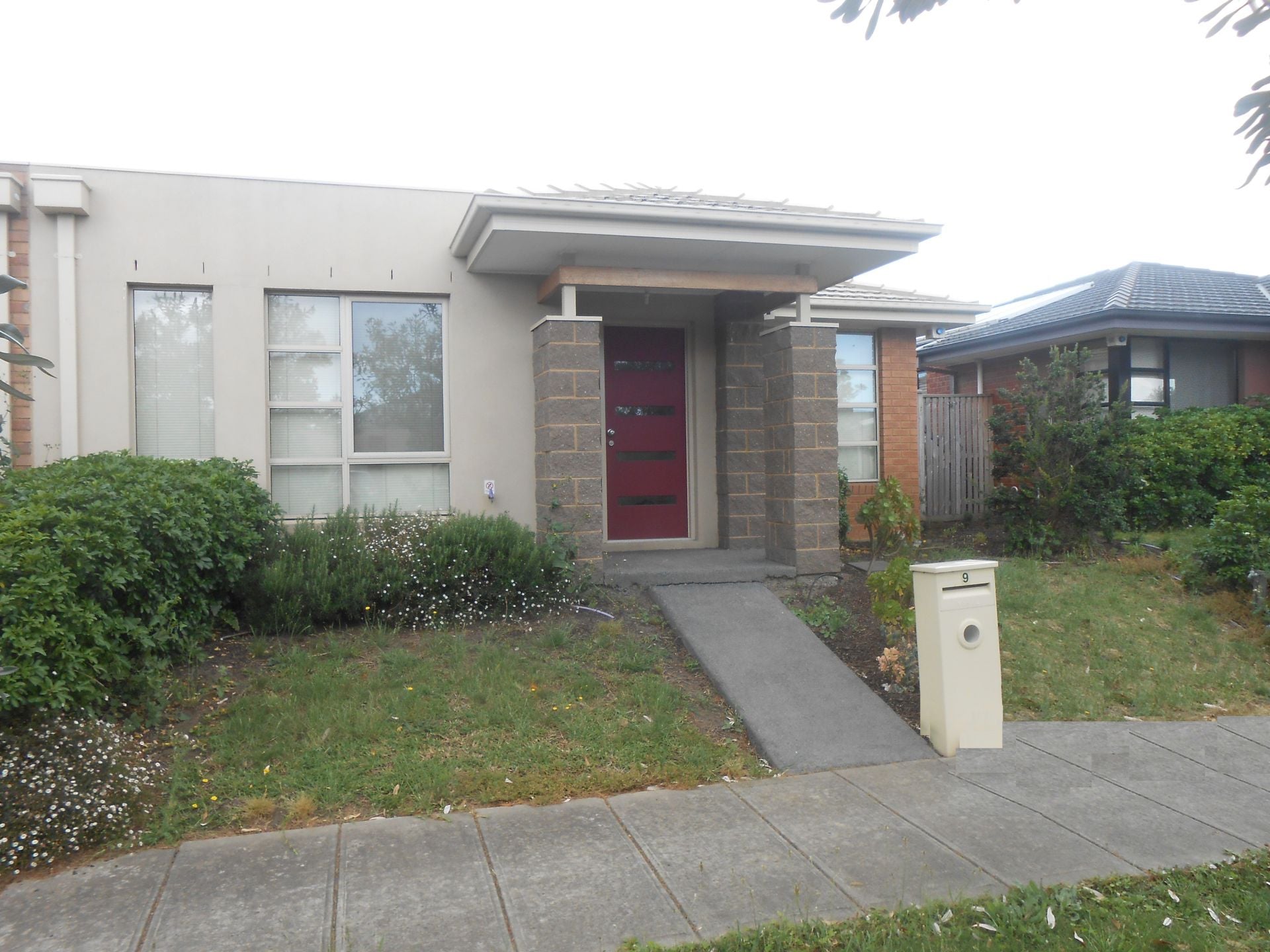 MODERN 3 BEDROOM HOME IN AURORA ESTATE..