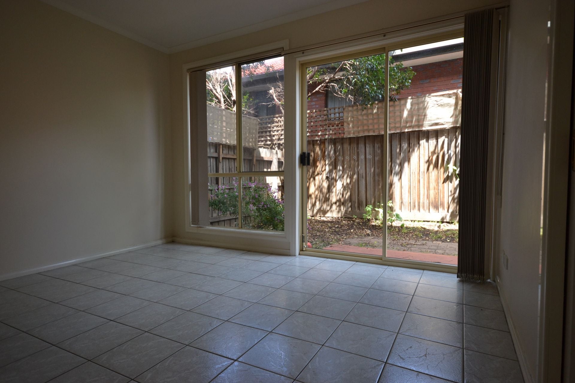 WITHIN WALKING DISTANCE TO SHOPS, TRAIN & BUS