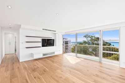 EXECUTIVE TWO BEDROOM RESIDENCE WITH EXPANSIVE SYDNEY HARBOUR VIEWS