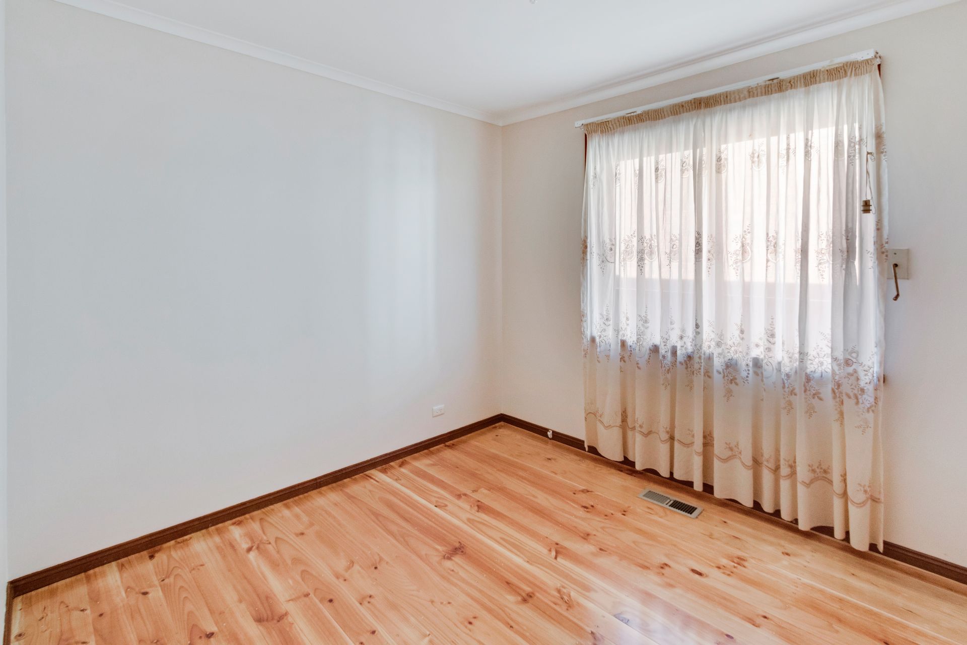 PERFECTLY POSITIONED FAMILY HOME!   **FRESHLY PAINTED**