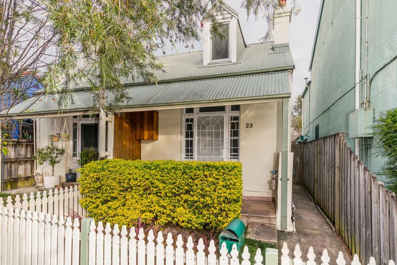 Charming Semi in Great Location