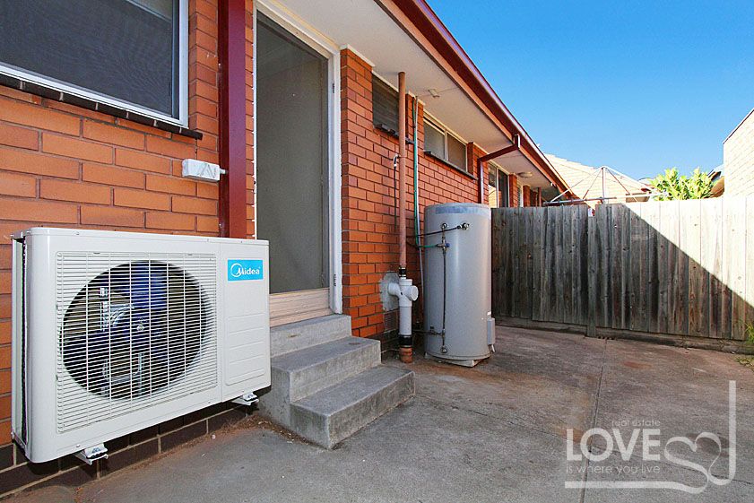 RENOVATED ONE BEDROOM UNIT IN THE PERFECT LOCATION