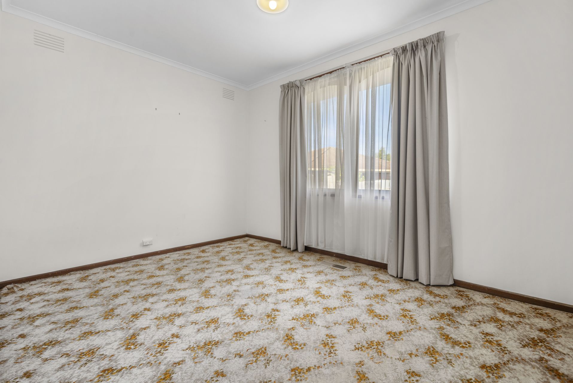 SUBSTANTIAL 4 BEDROOM FAMILY HOME - 646m2