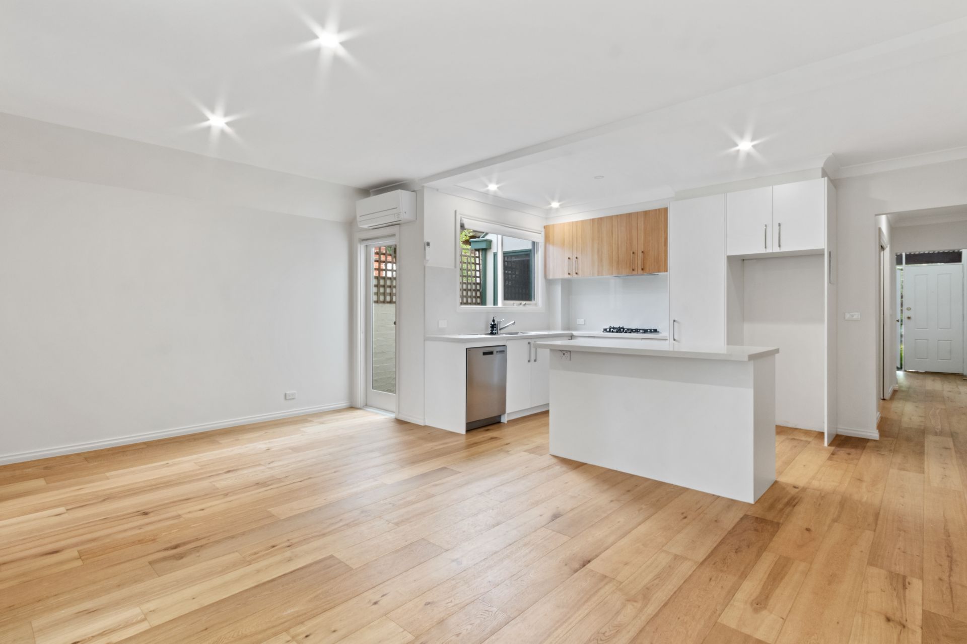Stunning 2 Bedroom Townhouse!