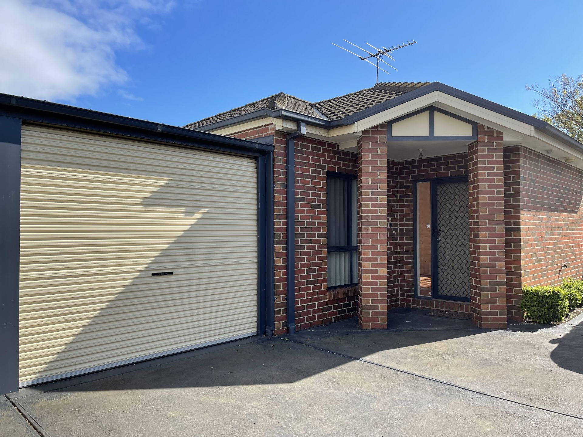 Walk to Latrobe, Live in Luxury!