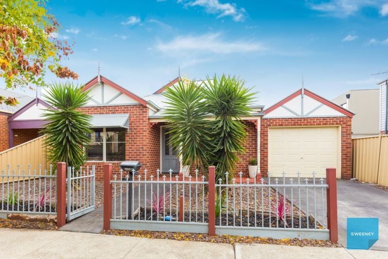4 Gairdners Pass, Caroline Springs - Thumbnail 2