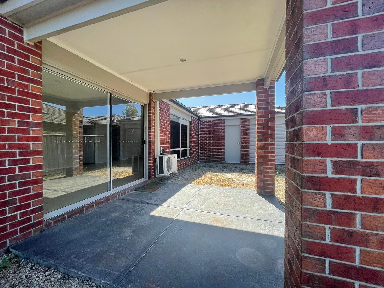 THIS MODERN HOME OFFERS SPACIOUS LIVING & CLOSE TO SCHOOLS