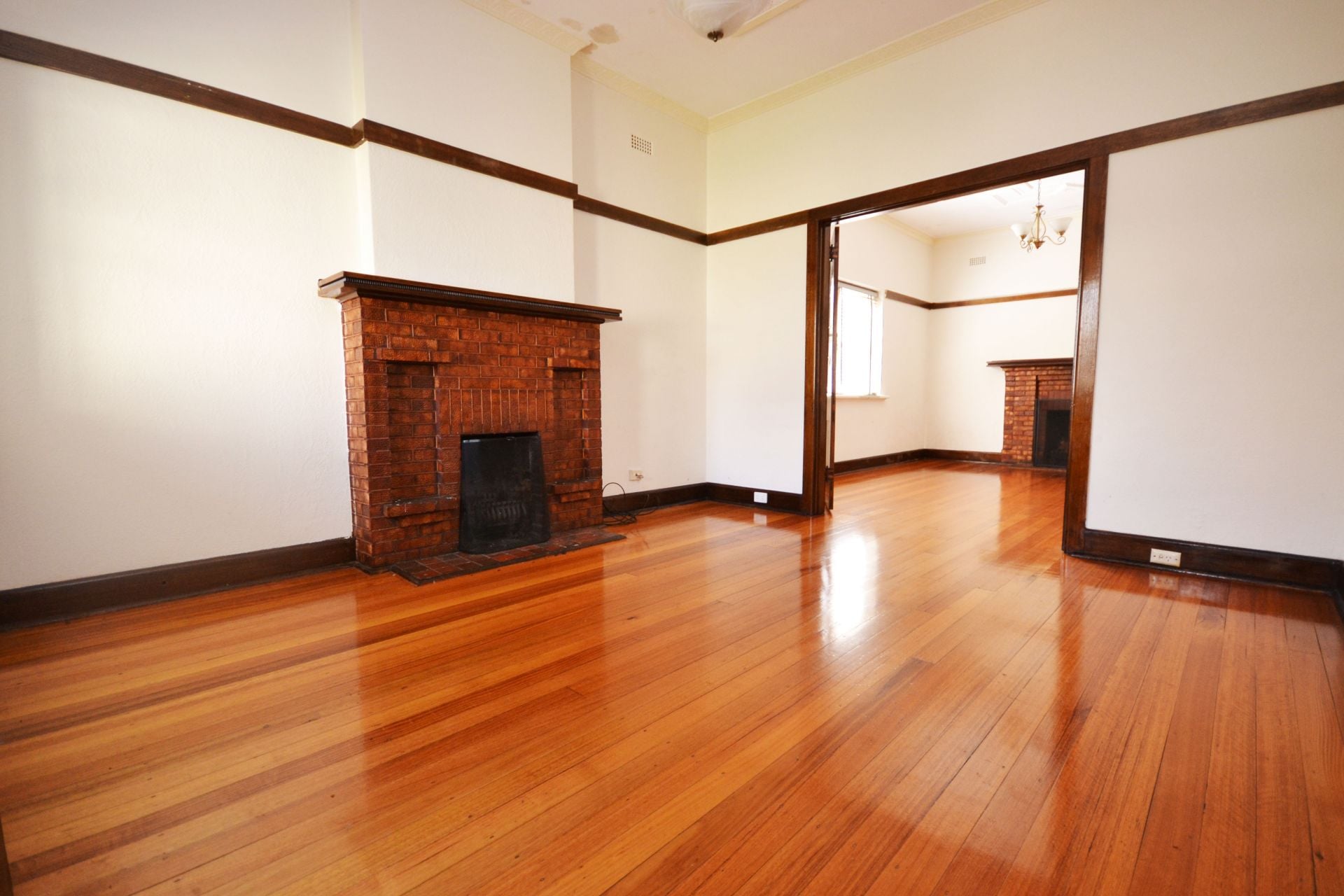 WHAT A PLEASANT ART-DECO SURPRISE