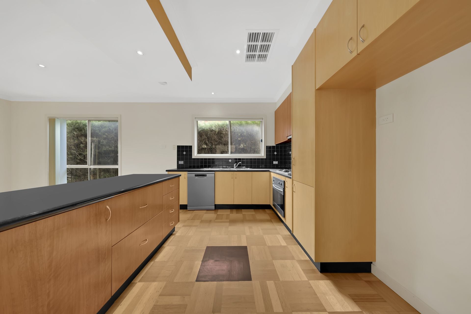 BEAUTIFUL HOME, BEAUTIFUL LOCATION!