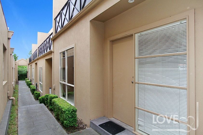 3 BEDROOM TOWNHOUSE IN A PRIME LOCATION ***APPROVED APPLICATION PENDING***