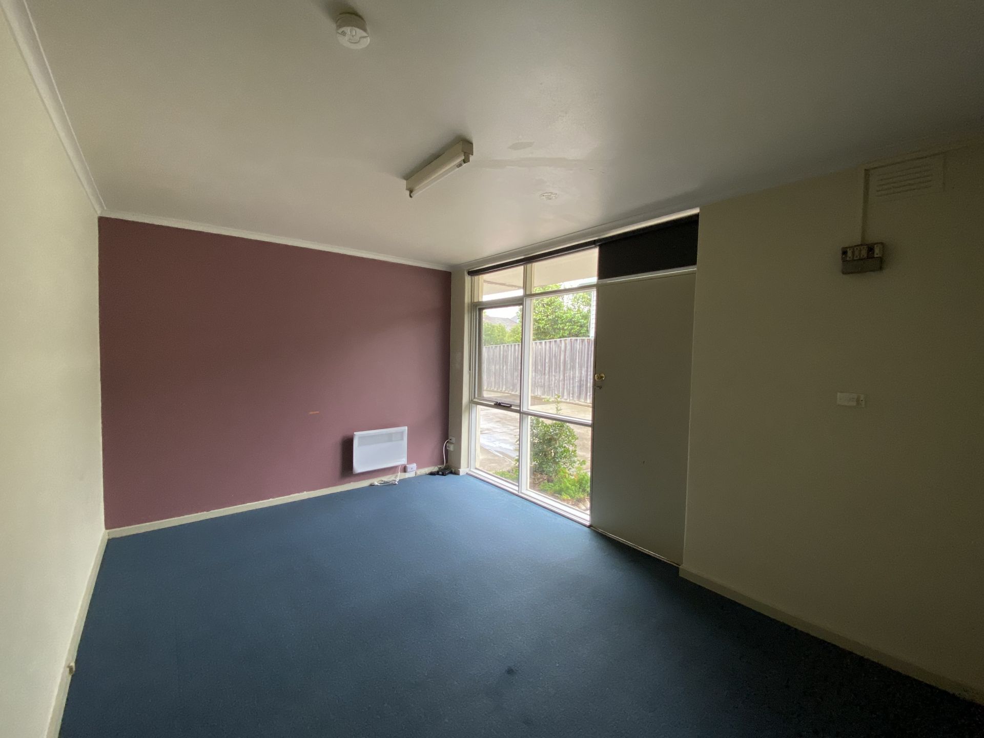 Excellent location Close to High Street Trams & Shops!