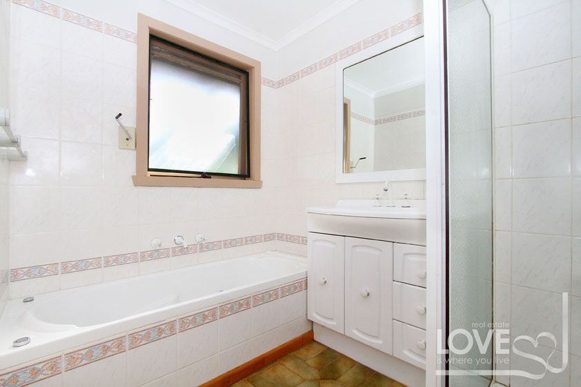 WARM FAMILY HOME IN IDEAL LOCATION