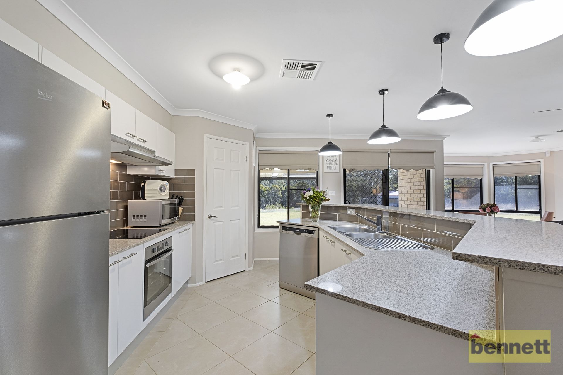 5.2 ACRES – MAGNIFICENT HOME, Londonderry - Thumbnail 6
