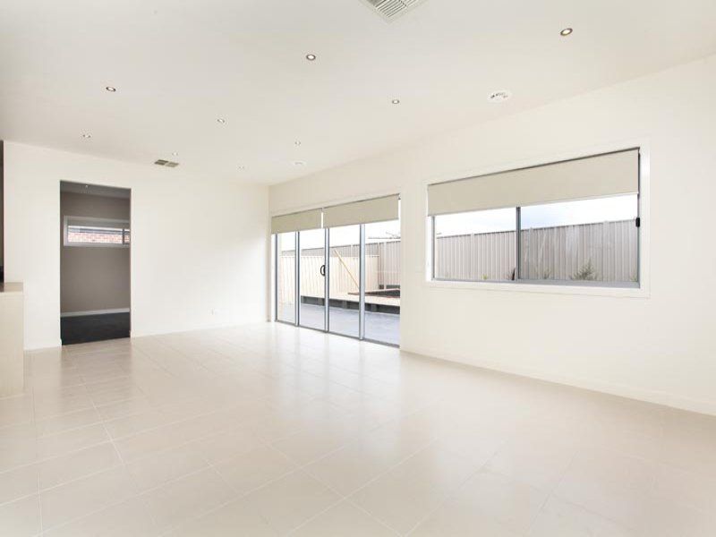 111 Oakview Parade, Caroline Springs - Thumbnail 5