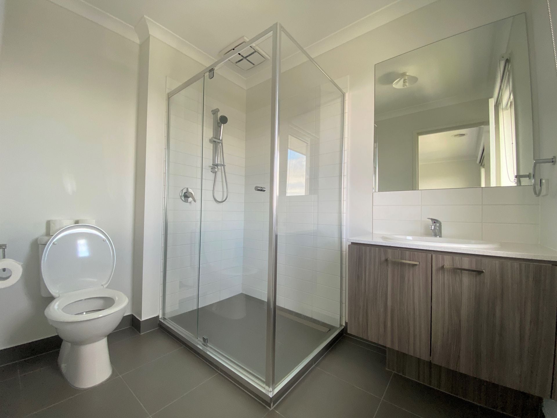 AS NEW 4 BEDROOM TOWNHOUSE!