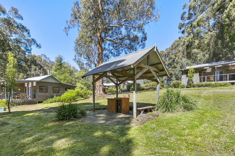 5 DWELLINGS/INCOME & ACREAGE, Lorne - Thumbnail 4