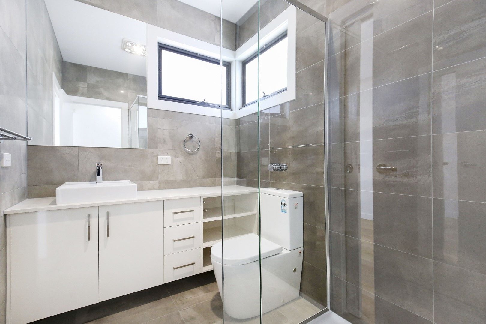 MODERN FULLY FURNISHED TOWNHOUSE