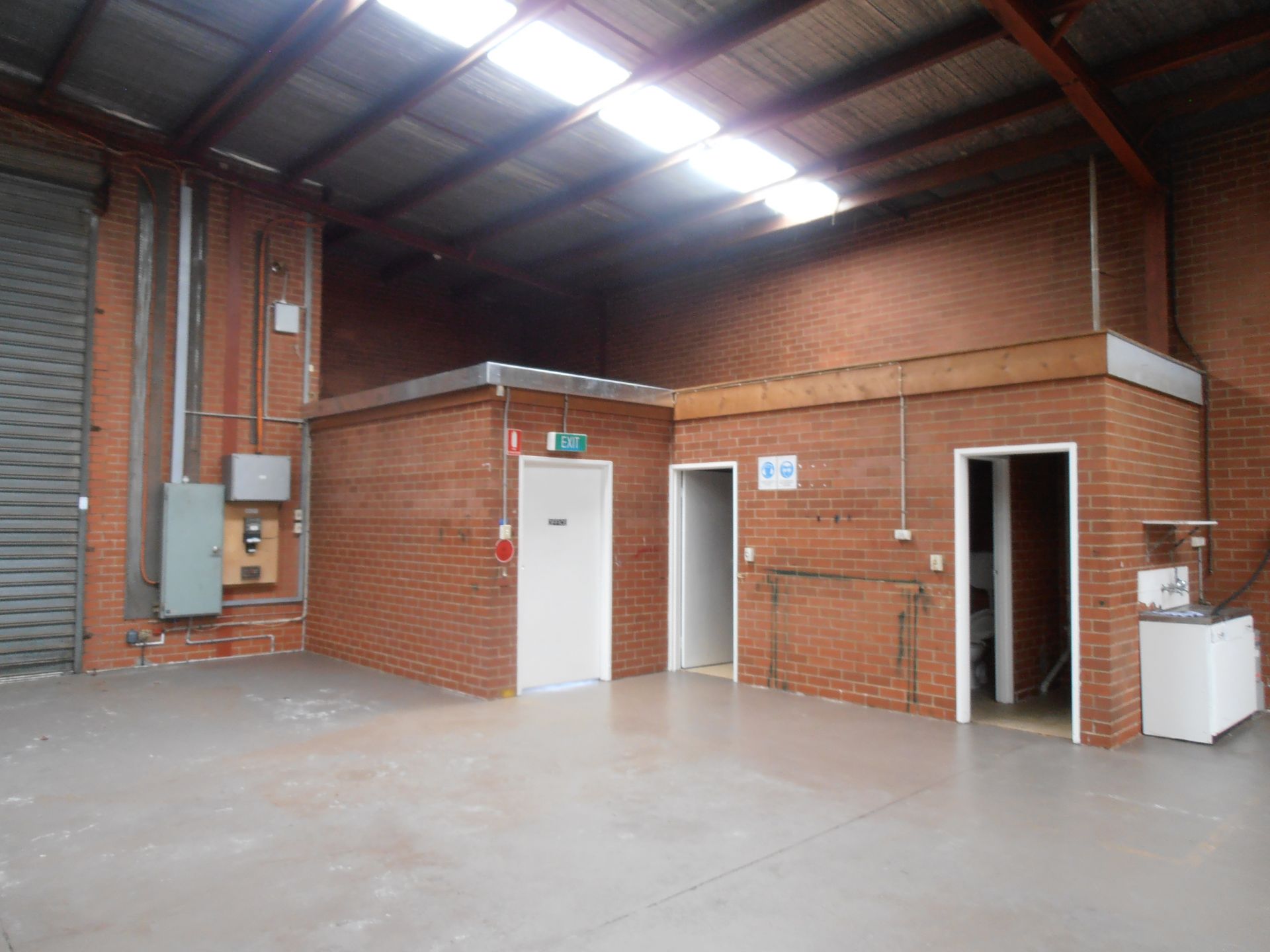 SOLID BRICK FACTORY/WAREHOUSE WITH PLENTY OF POWER