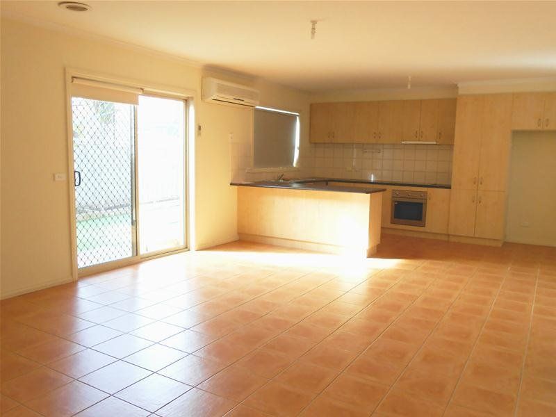 FAMILY LIVING, BY THE LAKE!! 6 MONTH LEASE!!