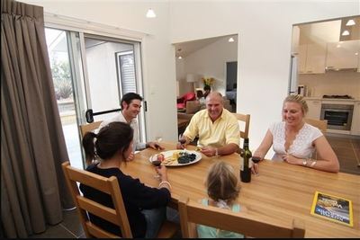 BEAUTIFULLY PRESENTED ACCOMMODATION COMPLEX FOR SALE - 10 ACRES - 4KM FROM REGIONAL CENTRE - THE ULTIMATE TREE CHANGE