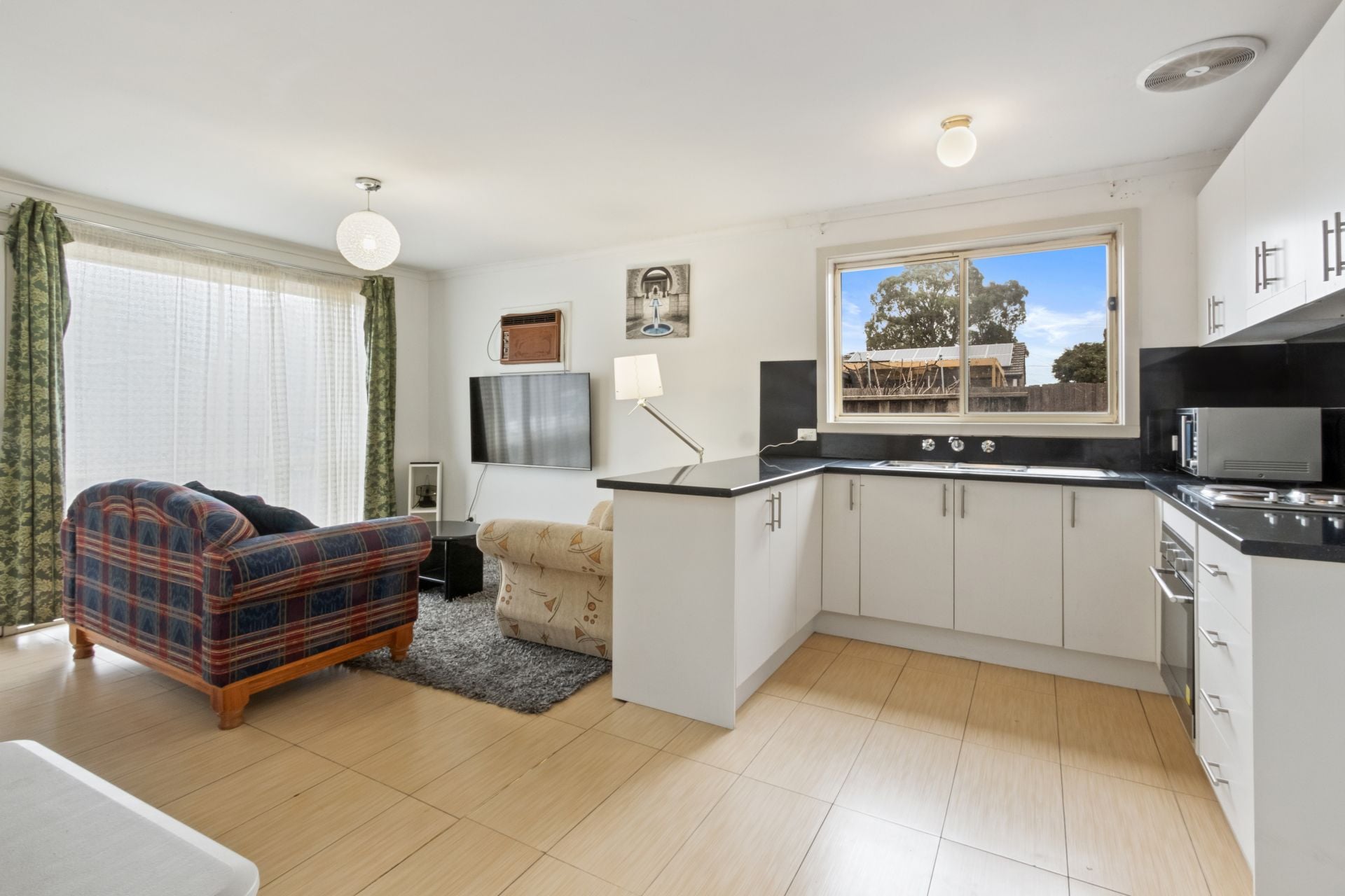 CONVENIENT UNIT LIVING