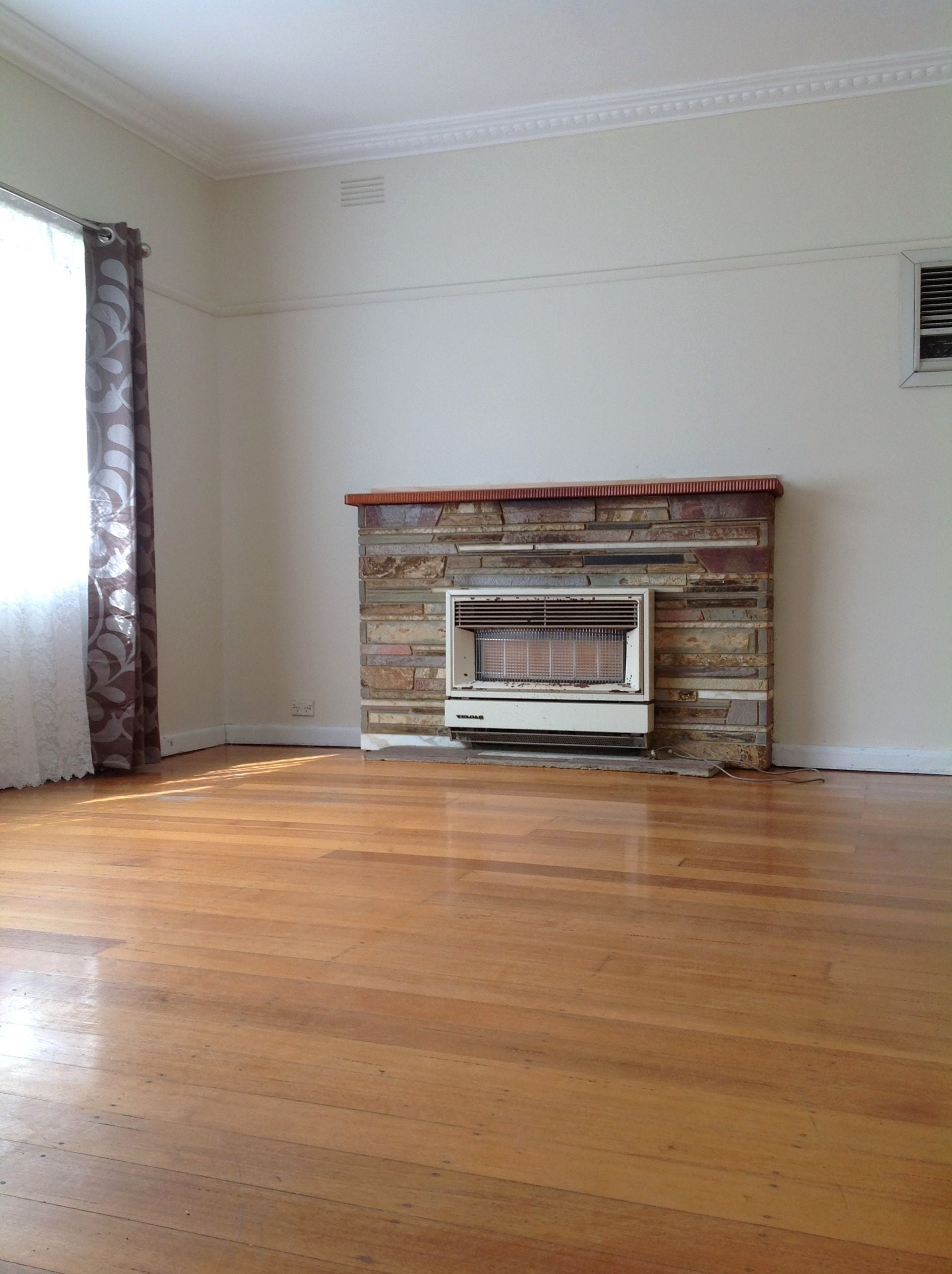 FRESHLY PAINTED AFFORDABLE FAMILY HOME !!!