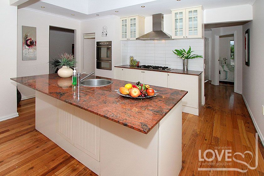 5 BEDROOM FAMILY HOME IN A PRIME LOCATION