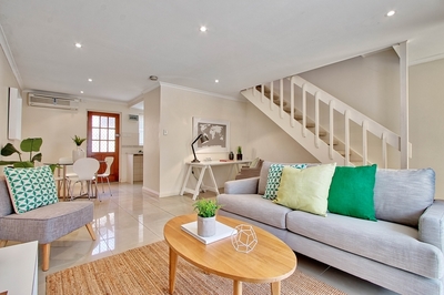 THOROUGHLY MODERN 2 BEDROOM TOWNHOUSE IN TOP SPOT!