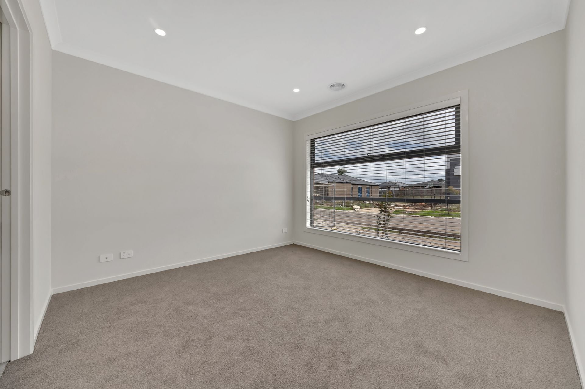 BRAND NEW A READY TO MOVE IN!
