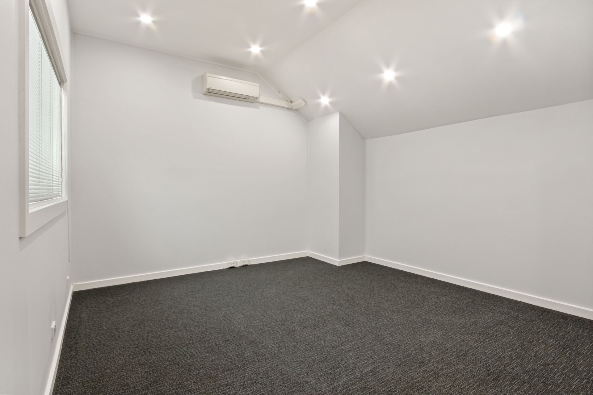 OFFICE/WAREHOUSE IN SOUGHT AFTER LOCATION