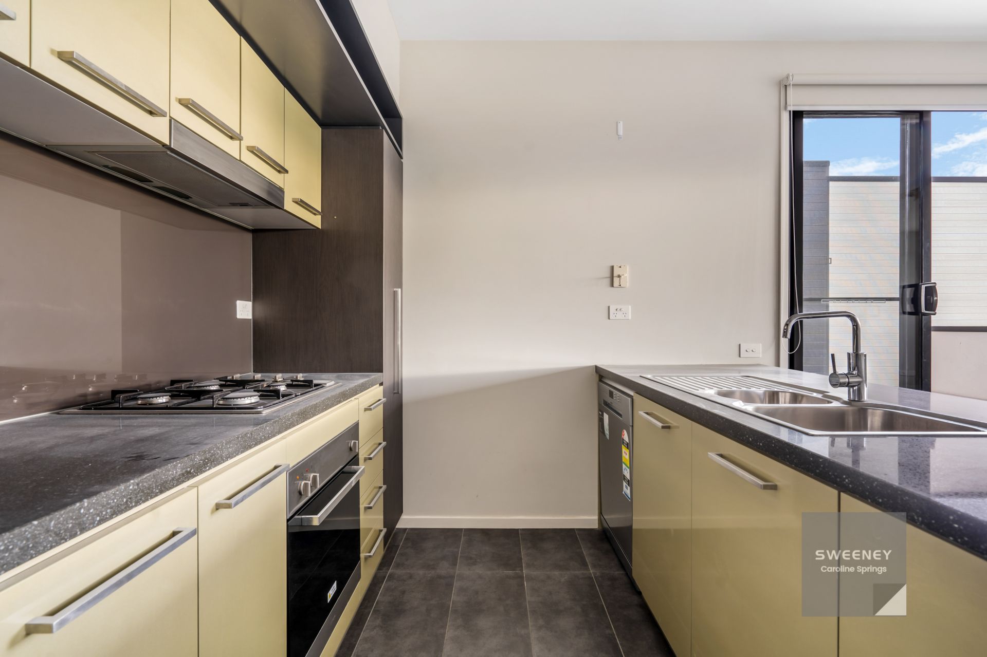 18/11 Monckton Place, Caroline Springs - Thumbnail 4