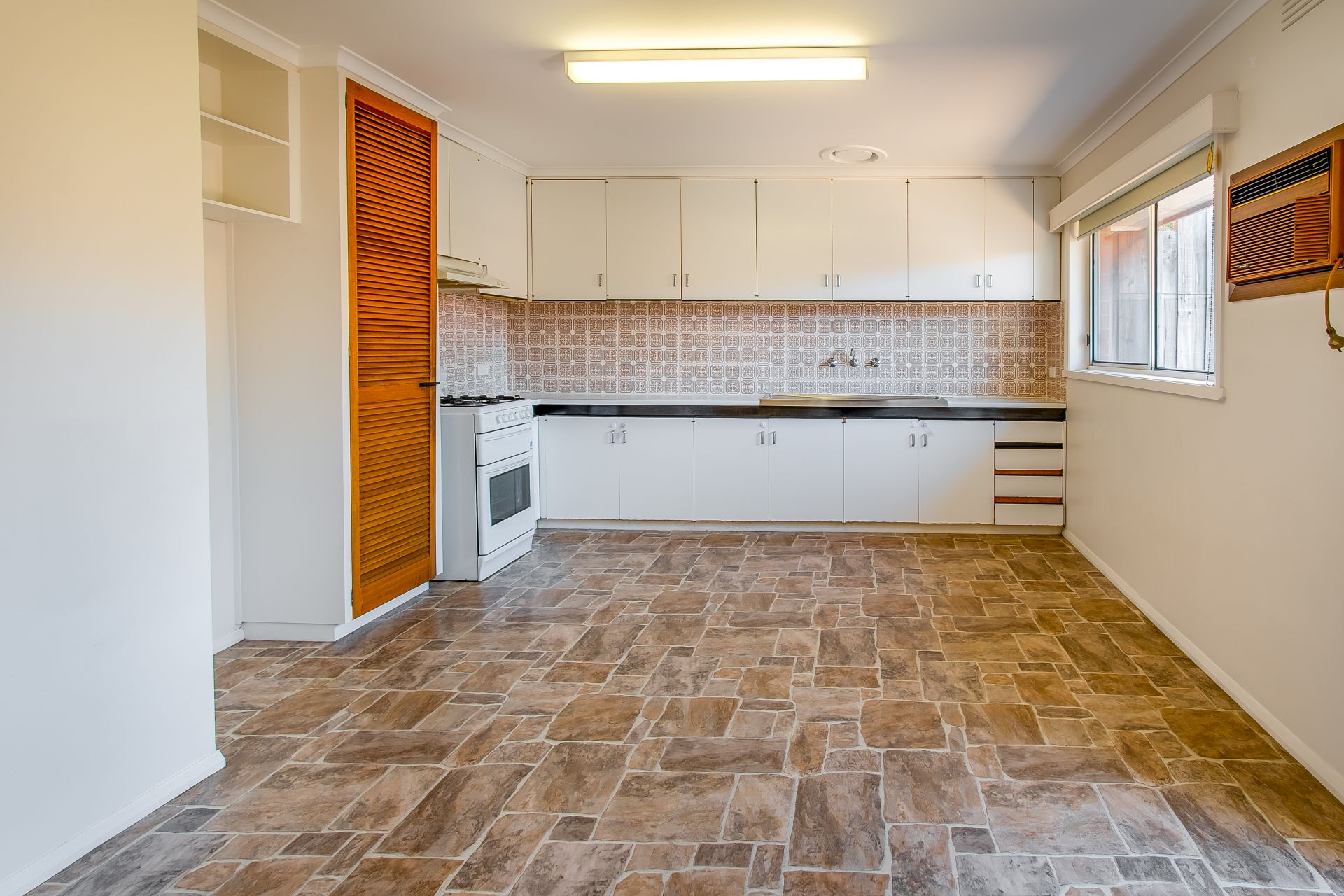 SPACIOUS UNIT IN THE HEART OF RESERVOIR!
