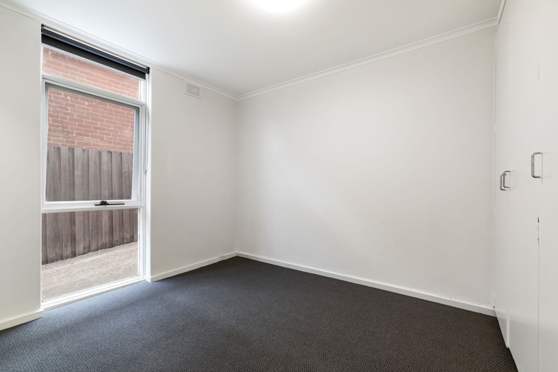Excellent Location Close to High Street Trams & Shops!