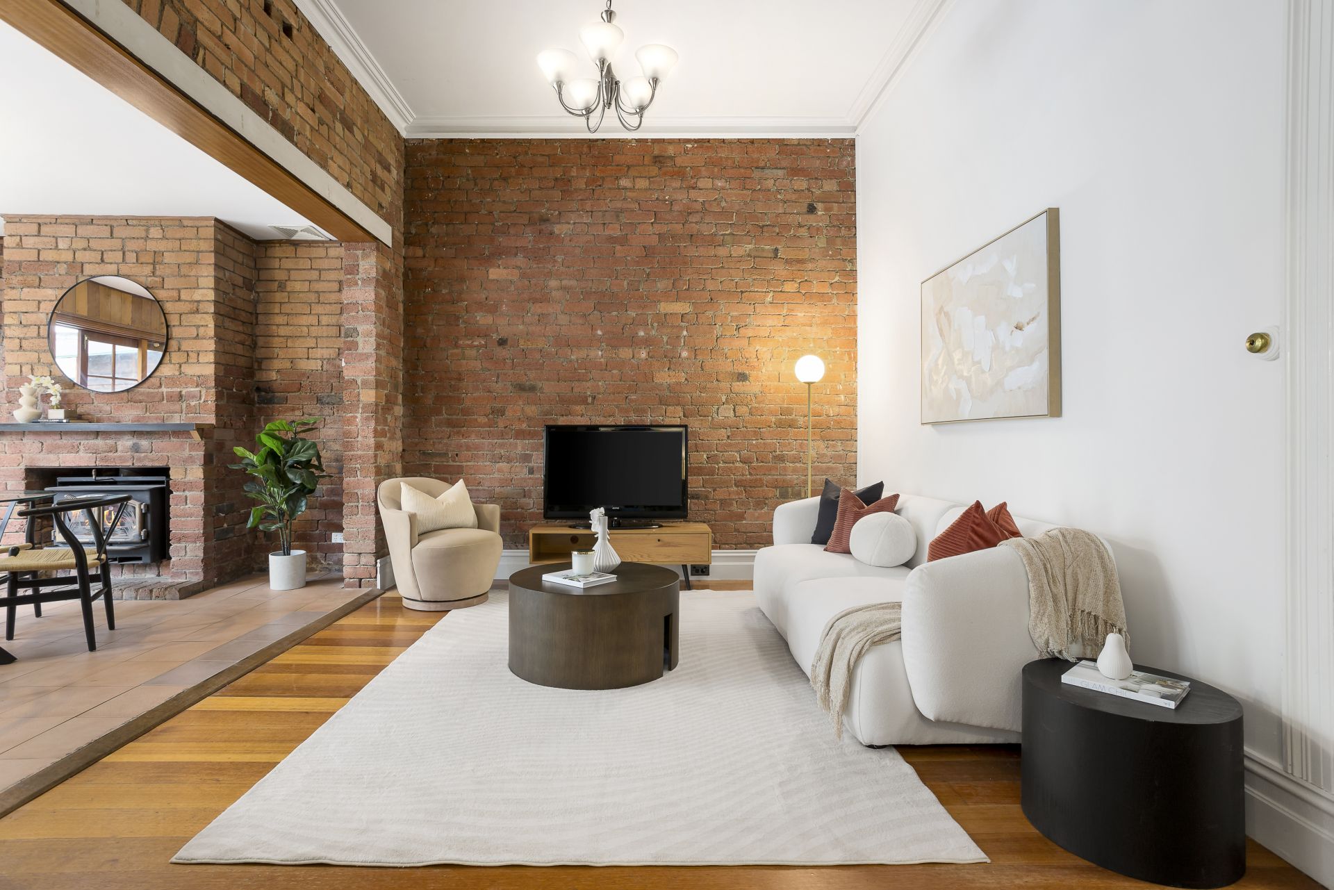 Victorian Flaunts Enchanting Features