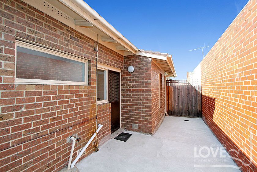 Spacious Renovated Unit Offering Great Natural Light!