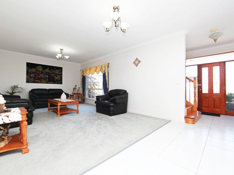 7 St. Ronan's Grove SOUTH MORANG, South Morang - Thumbnail 6