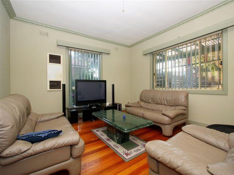 Pleasant 2 Bedroom Home in Prime Location