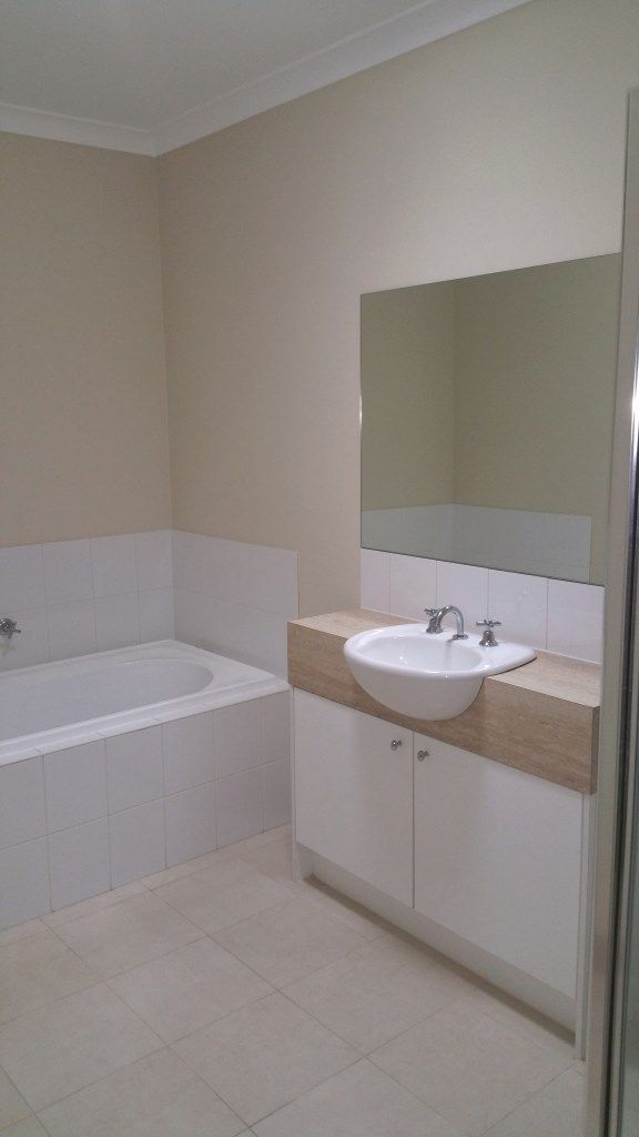 MODERN 3 BEDROOM HOME IN AURORA ESTATE..