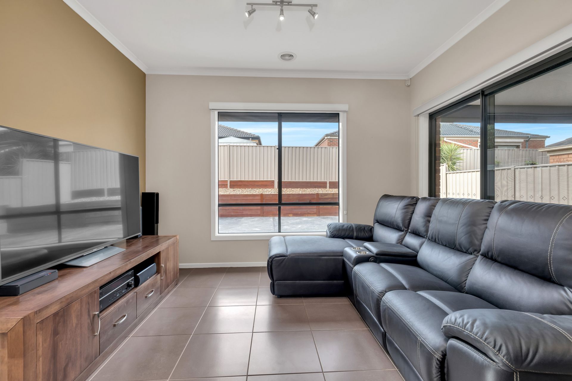 24 Hascombe Drive, Caroline Springs - Thumbnail 6