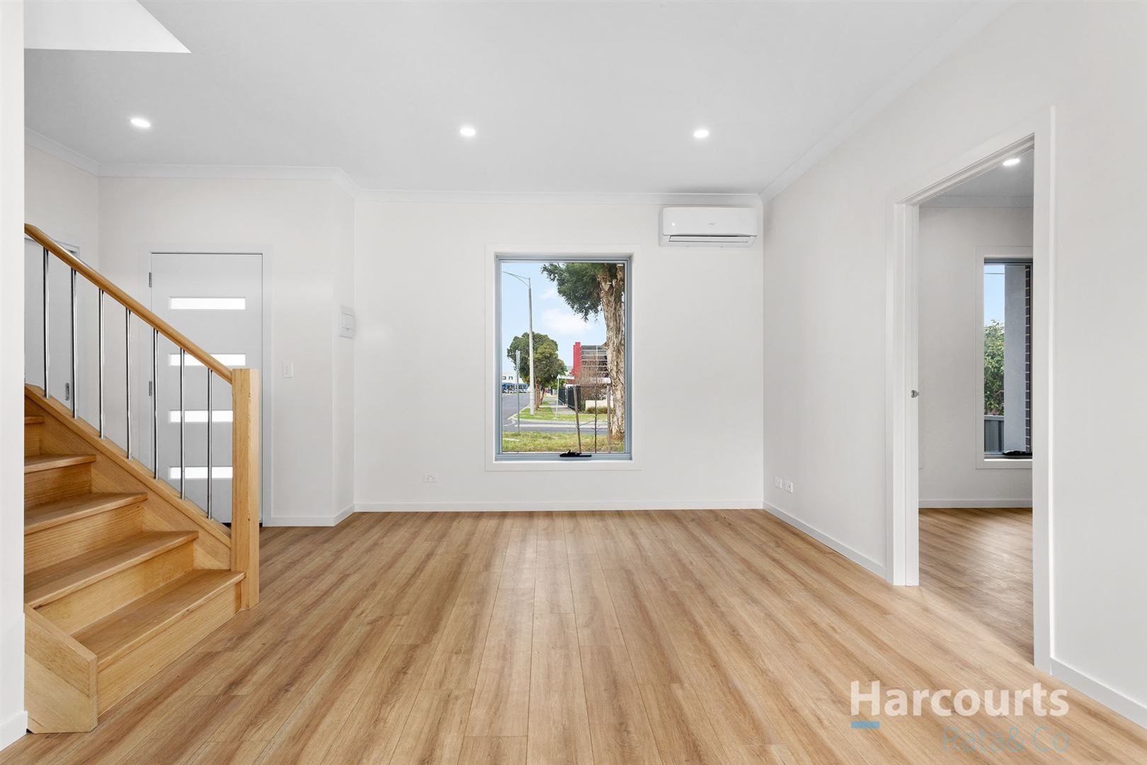 WALKING DISTANCE TO THE TRAIN STATION