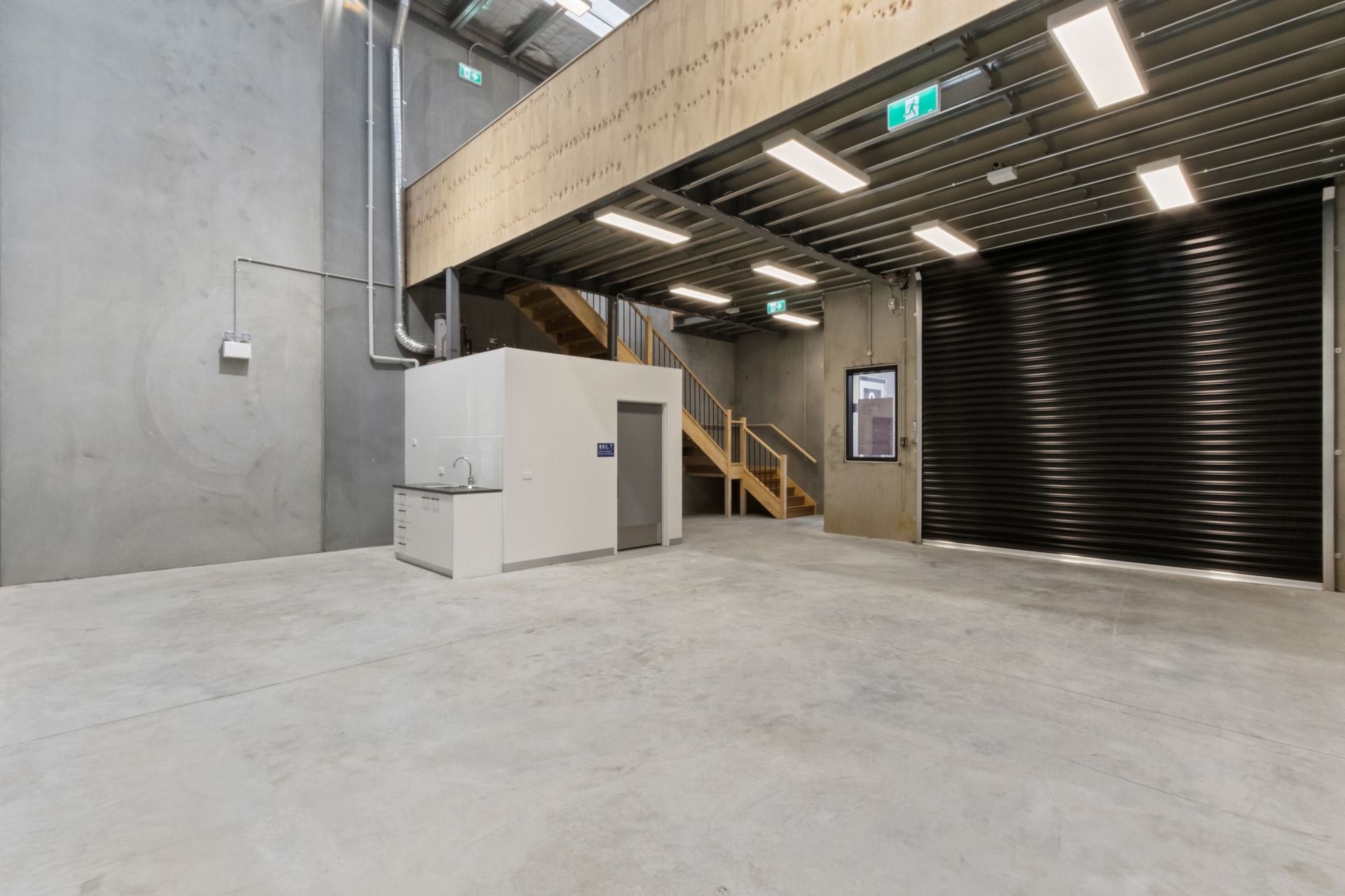 Excellent Warehouse/Perfect Location