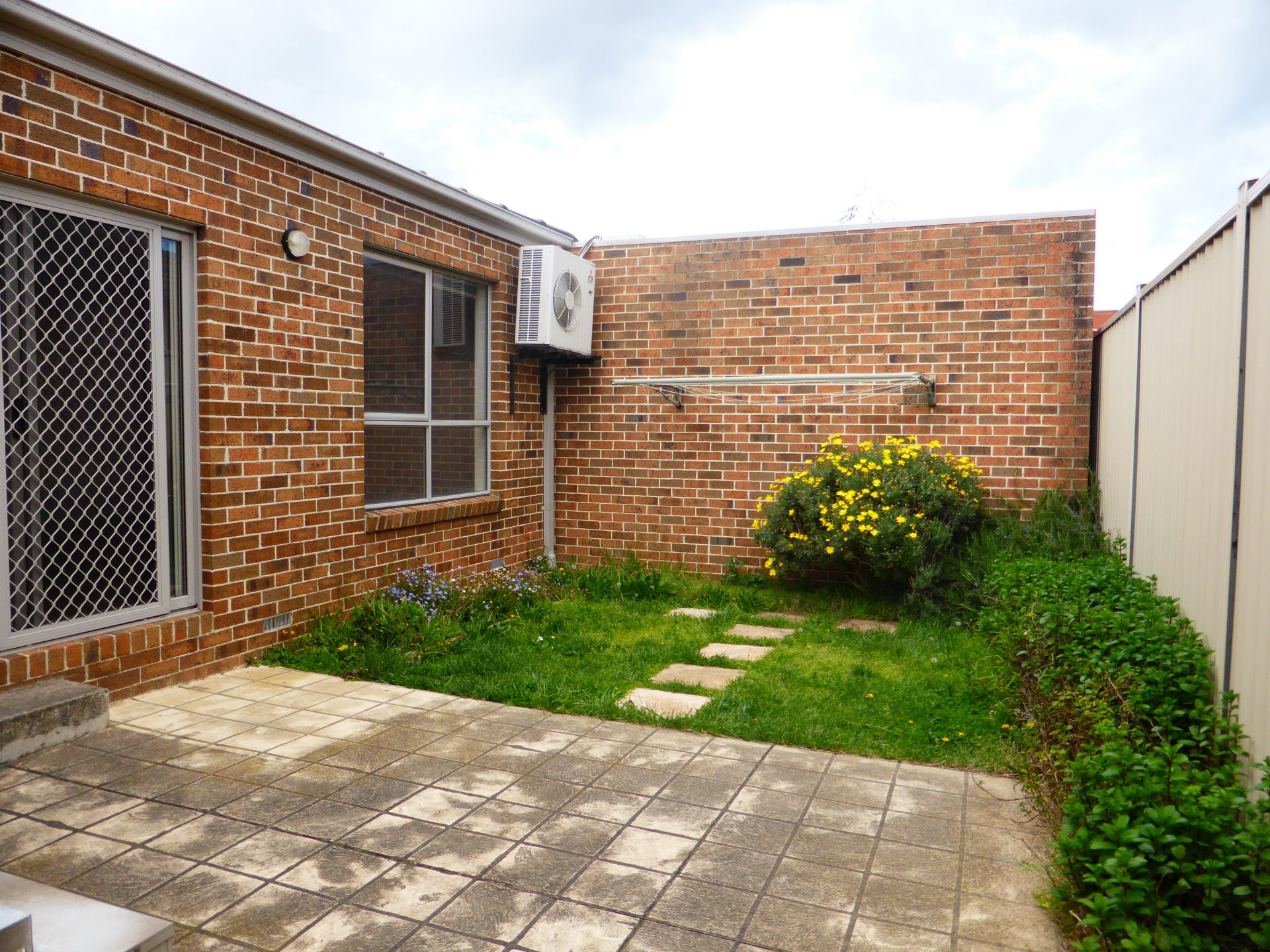 Updated Villa Style Unit - Very Spacious!