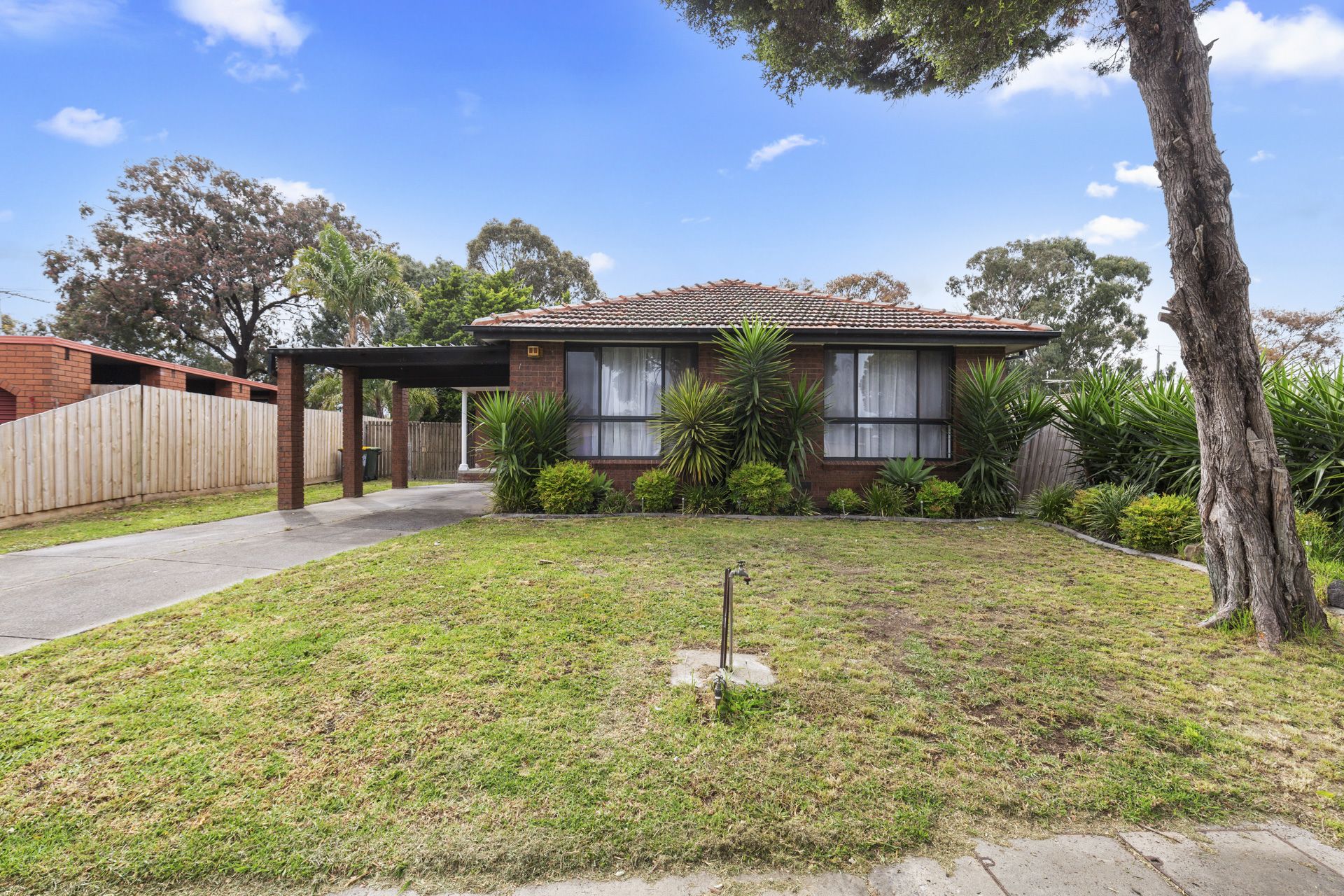 FRESHLY RENOVATED FAMILY HOME IN PERFECTLY LOCATED!