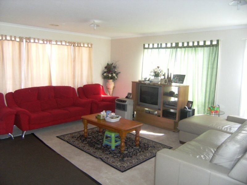 8 Loddon Close, Caroline Springs - Thumbnail 3