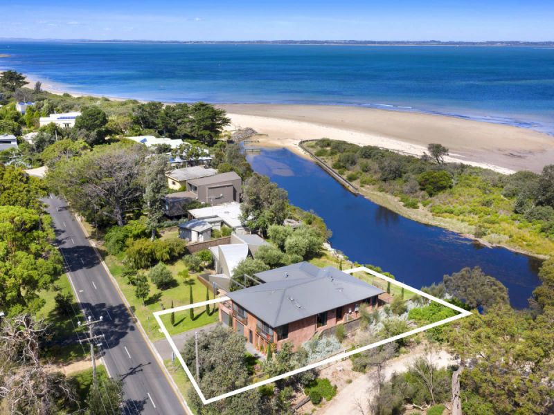 Leopoldo Di Mare - Bold and exquisite worldly charm on the waterfront blessed with panoramic views.