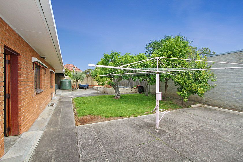 ONE LOCATION, TWO FRONTED, THREE BEDROOMS, & A FOUR CAR GARAGE!