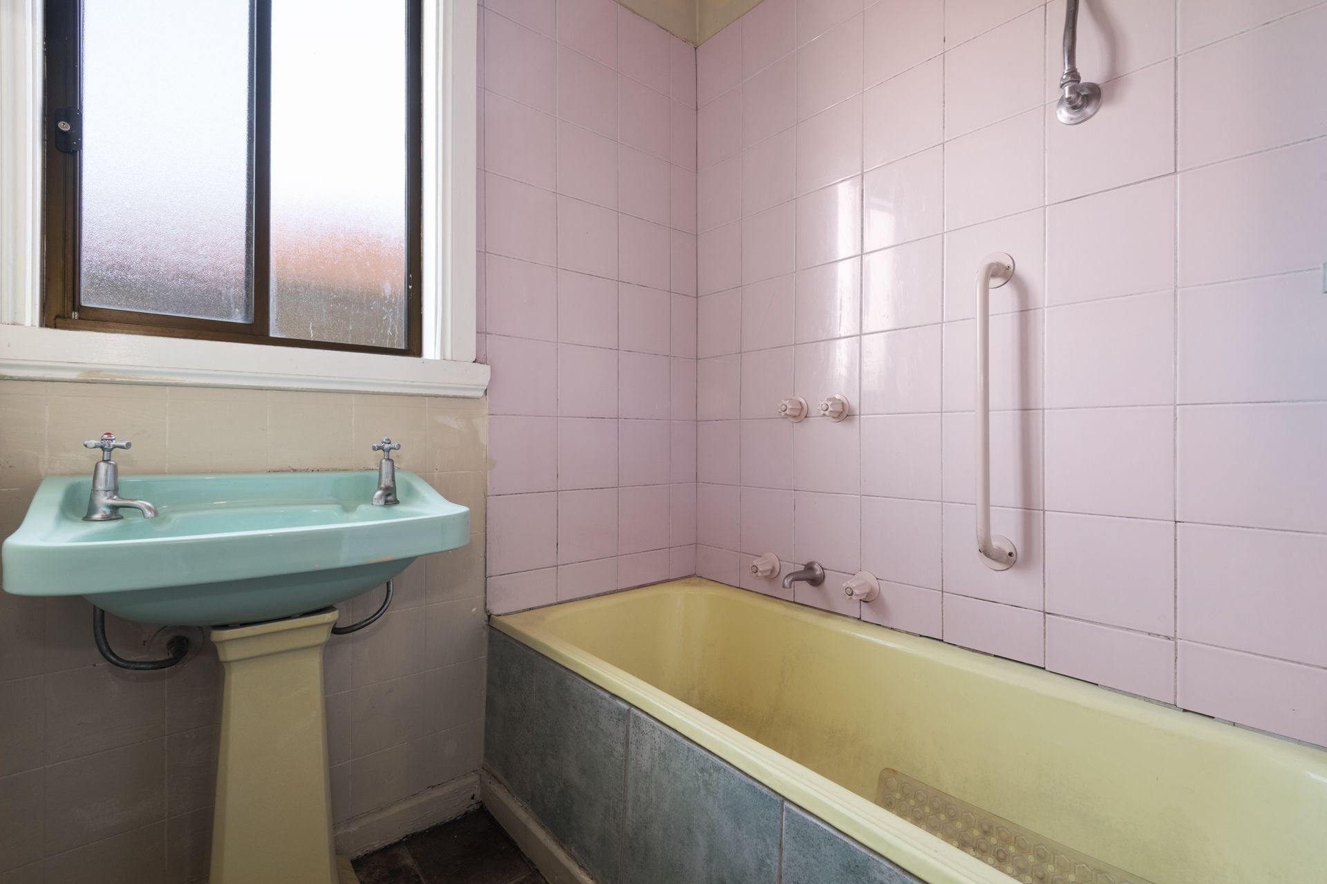 CLOSE TO ALL AMENITIES