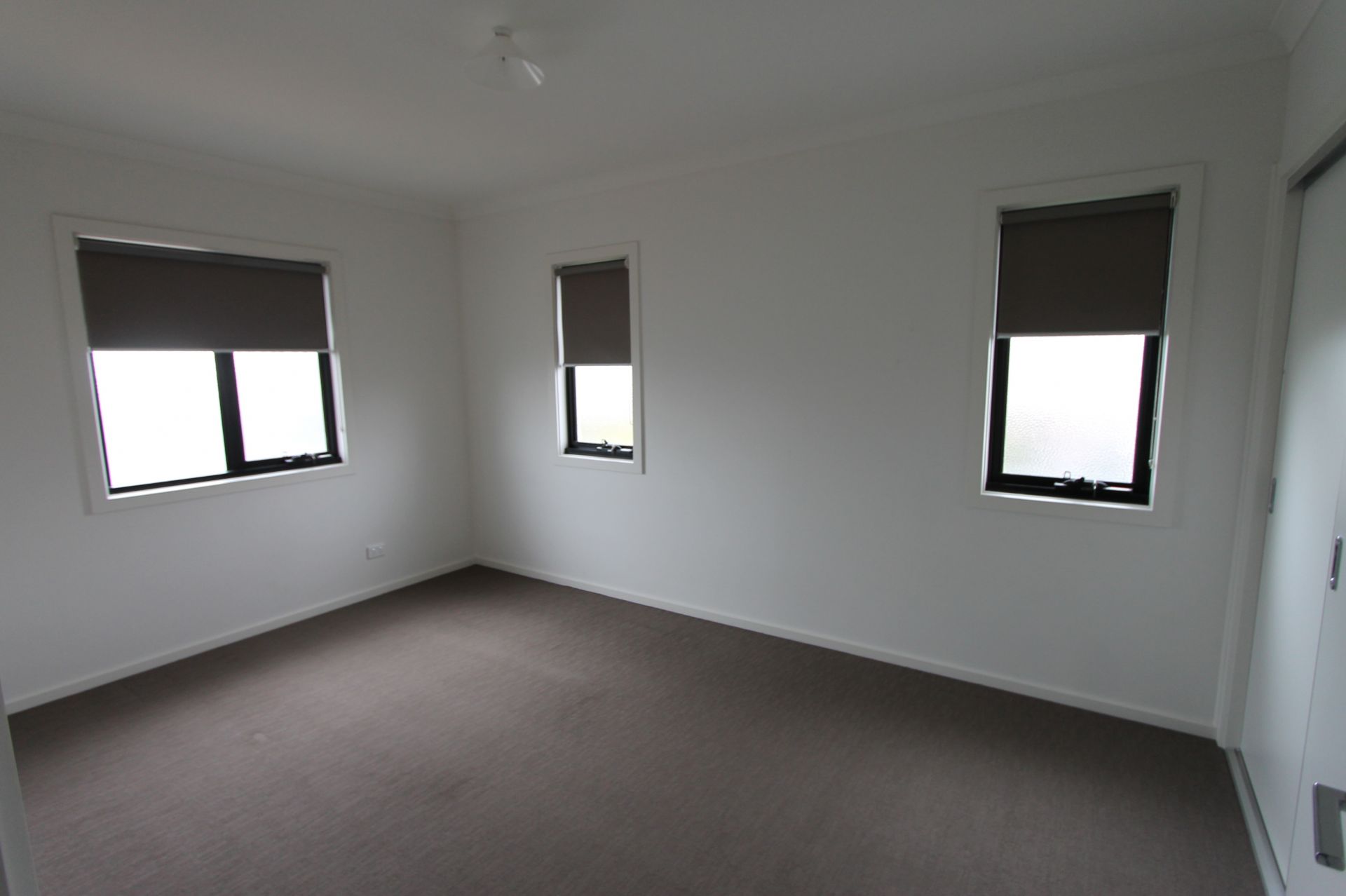 BEAUTIFULLY PRESENTED! NEW TOWNHOUSE!