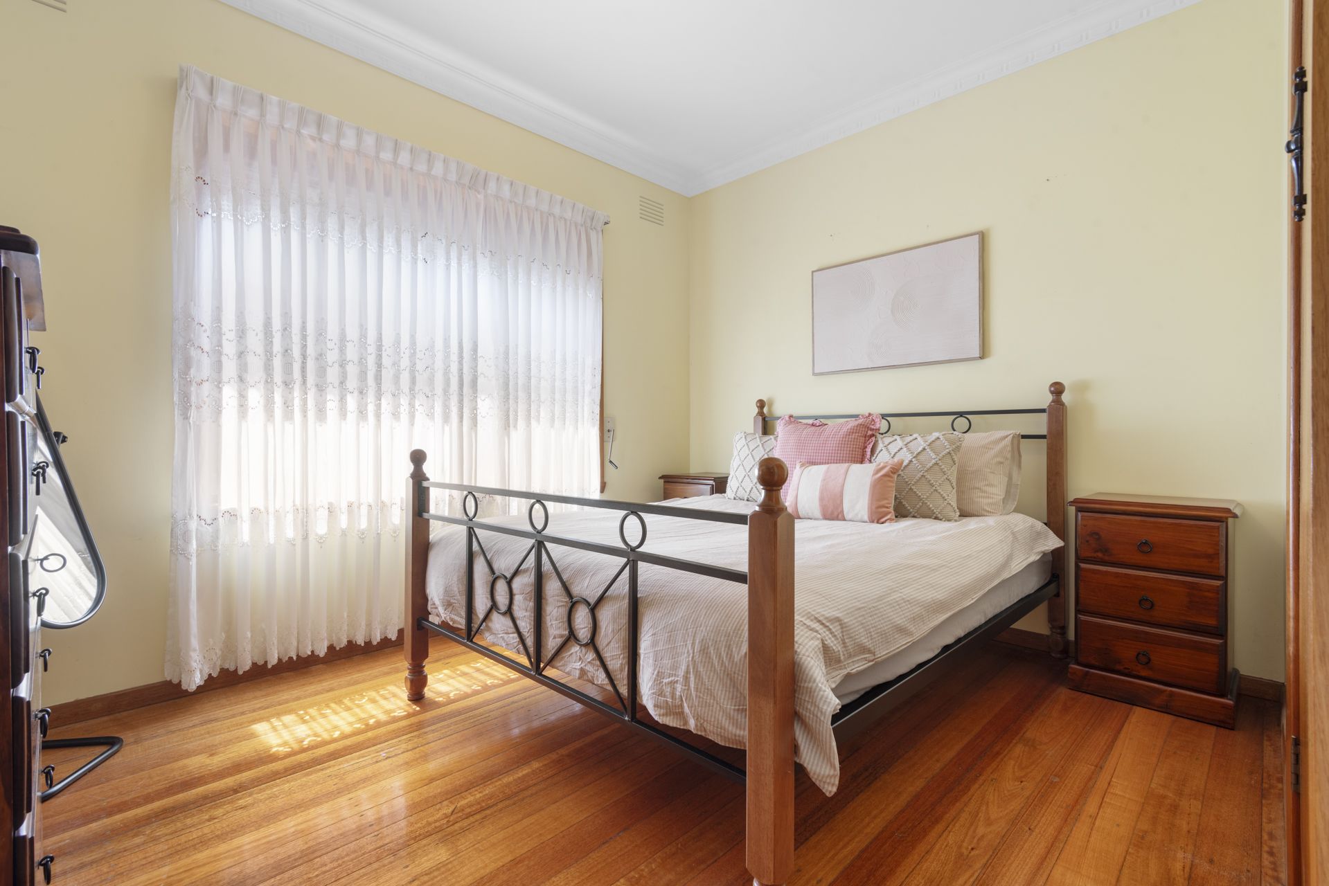 BEAUTIFUL FAMILY HOME – HUGE LAND SIZE APPROX 841M2